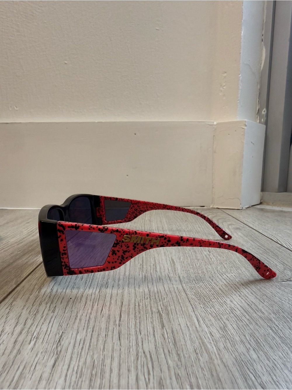SMITH Monroe Peak Black Frame Sunglasses with Red Lenses and Red Pouch - Picture 4 of 10